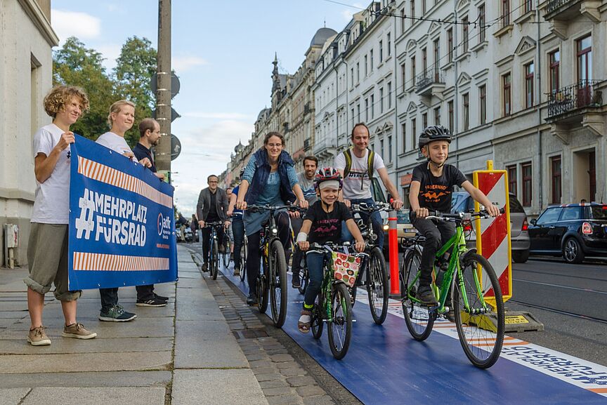 Temporärer Pop-up-Radweg vom ADFC. Temporärer Pop-up-Radweg vom ADFC.